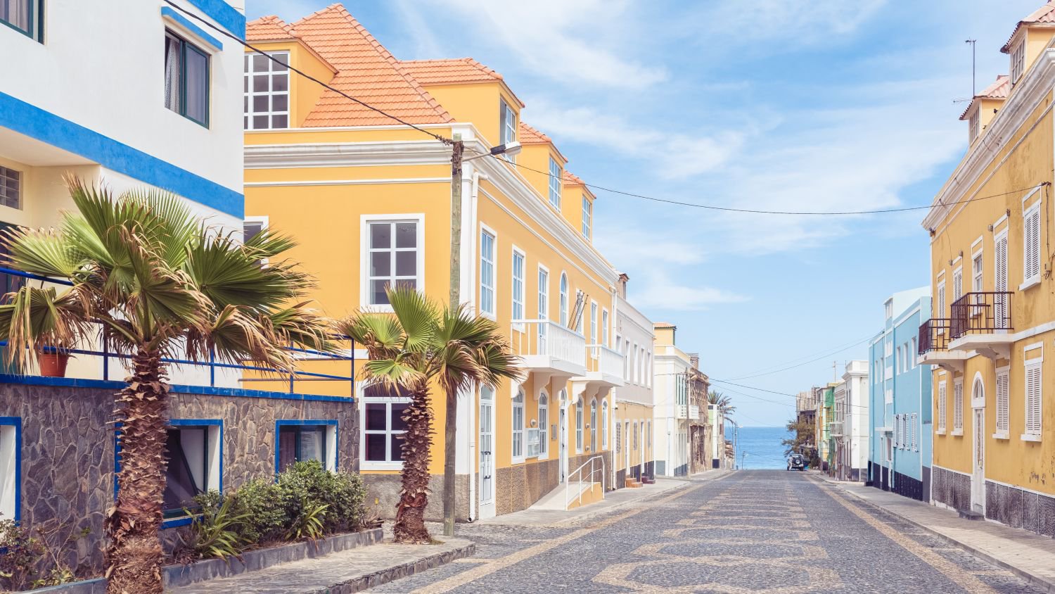 Hauptstraße in Ponta do Sol (Santo Antão/Cabo Verde) mit typischer Architektur | © Getty Images