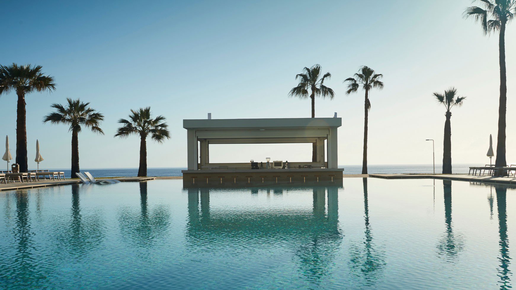 Beleuchtete Swimmingpools des Sunrise Jade Hotel, umgeben von stilvollen Liegebereichen und Palmen | © Sunrise Jade Hotel