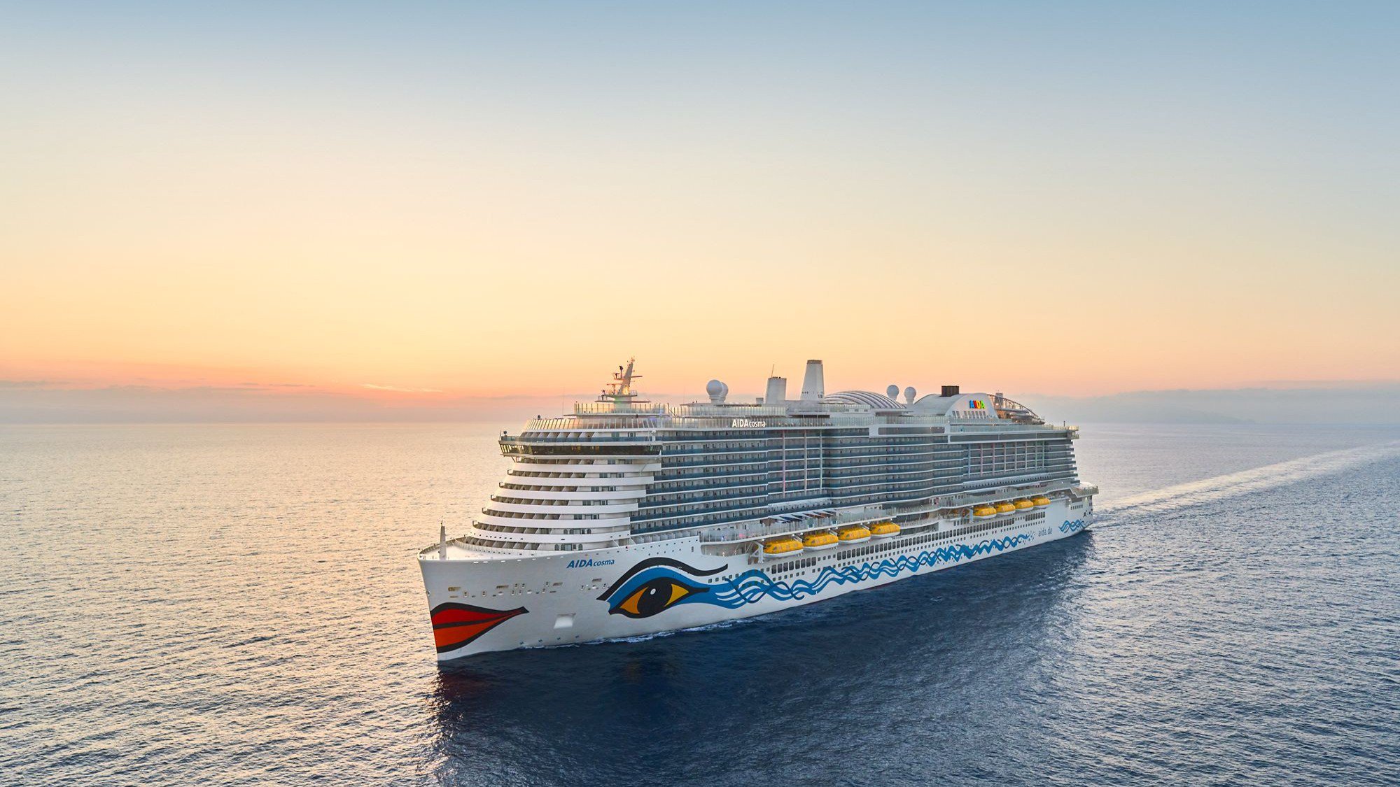 AIDAcosma auf hoher See im Sonnenuntergang | © AIDA