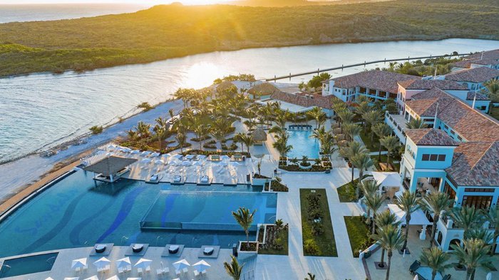 Stimmungsvoller Blick bei Sonnenuntergang auf die weitläufige Anlage des Sandals Royal Curaçao | © Sandals Royal Curaçao