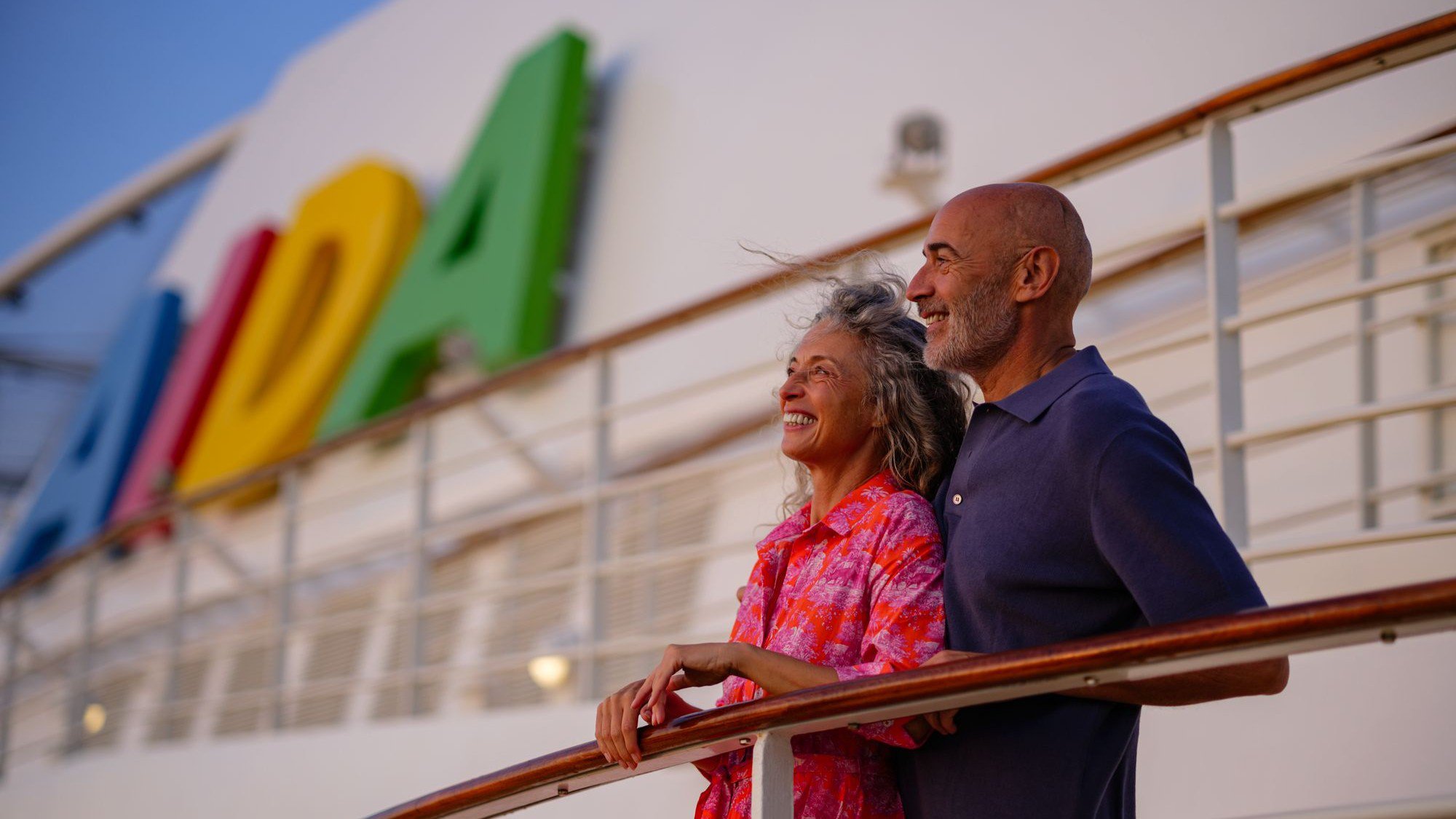 Paar genießt die Aussicht an der Reling auf AIDA | © AIDA