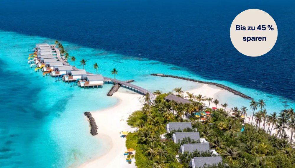 Übersicht über die Insel des 5‑Sterne‑Art‑Resorts mit tropischer Vegetation und türkisfarbenem Meer | © Oaga Art Resort