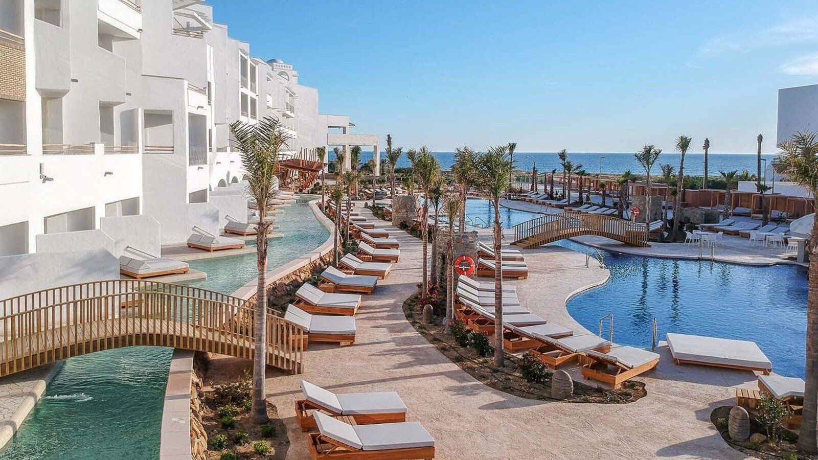 Die schöne Anlage des TUI BLUE Zahara Beach mit Pools und direktem Blick auf das Meer | © TUI