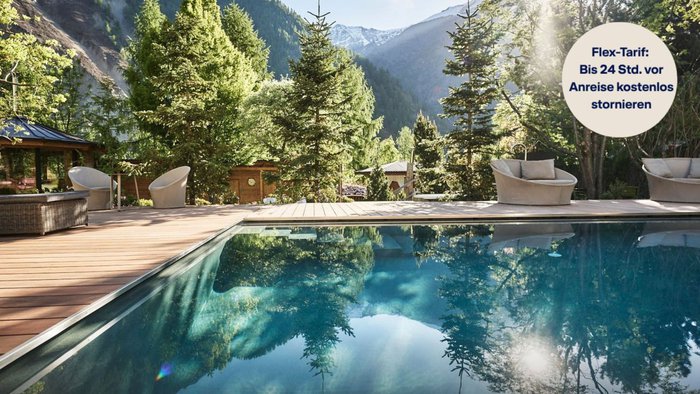 Außenansicht des Hotels Goldene Rose Karthaus mit großzügiger Poolanlage, Sonnenterrasse und beeindruckender Bergkulisse in den Südtiroler Alpen | © Goldene Rose Karthaus