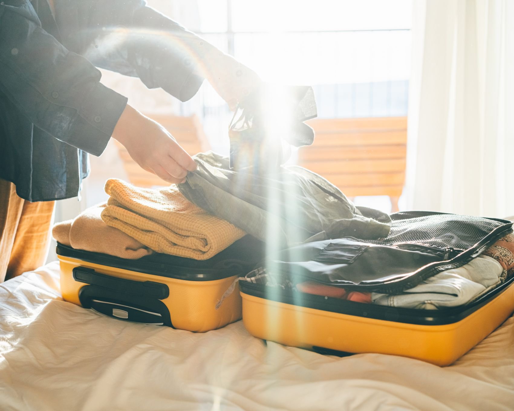 Frau packt ihren Koffer, bereit für die Reise | © Getty Images