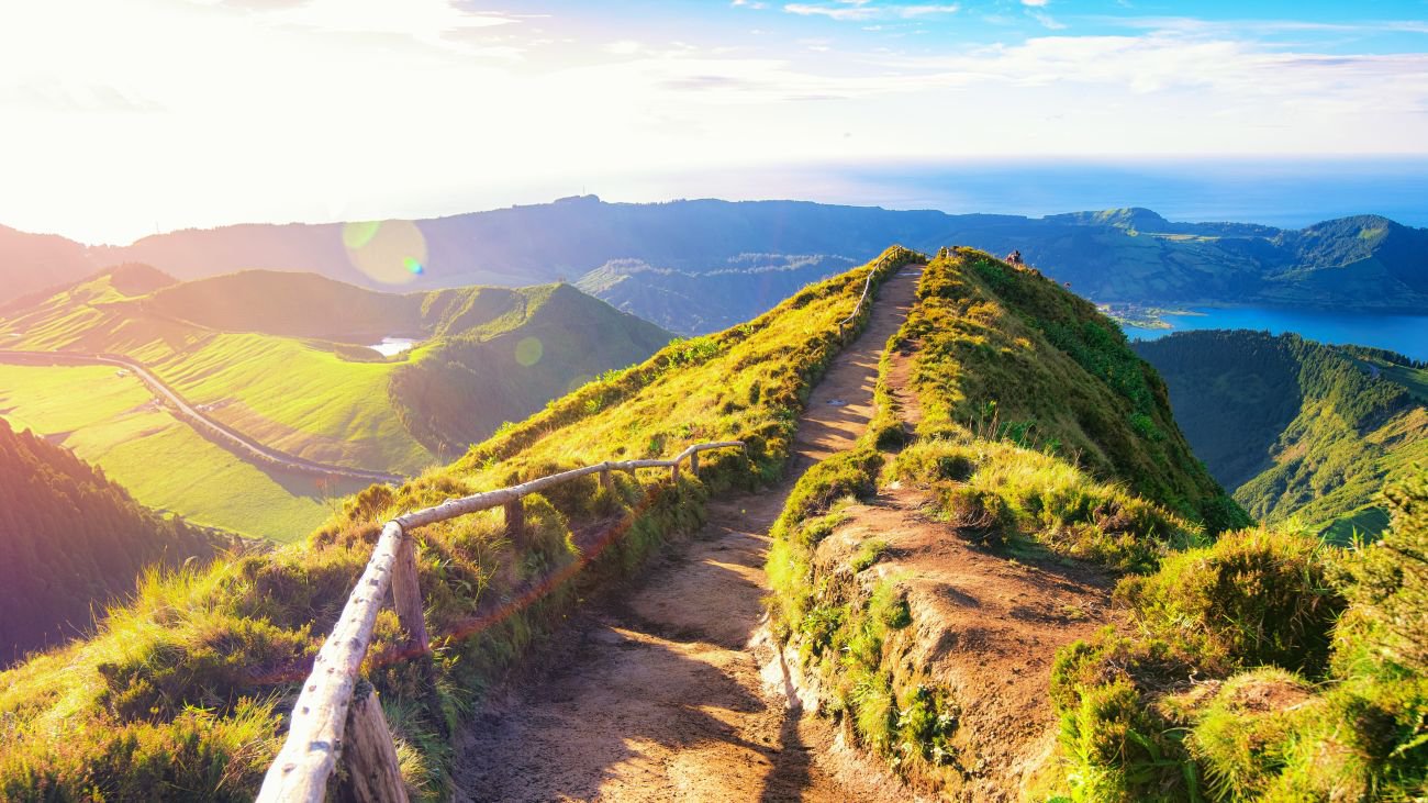 Atemberaubender Blick auf den Sonnenuntergang über Sete Cidades vom Aussichtspunkt Boca do Inferno auf São Miguel, Portugal | © Getty Images