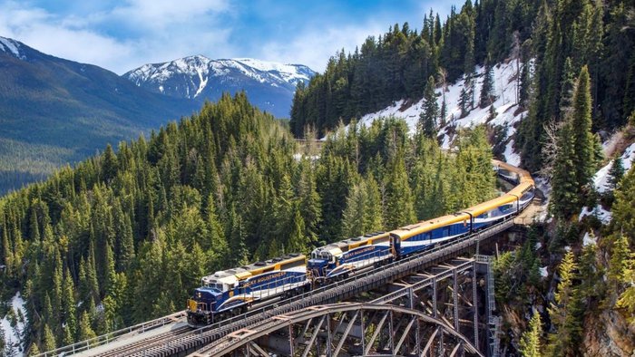 Blick auf den luxuriösen Rocky Mountaineer vor der beeindruckenden Bergkulisse der kanadischen Rocky Mountains | © Lernidee