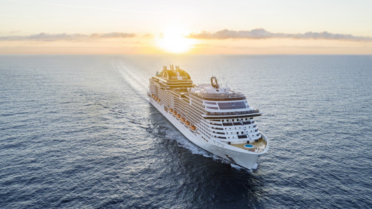 Die MSC Virtuosa auf hoher See im Sonnenaufgang | © MSC Cruises