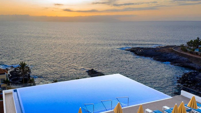 Blick auf den Infinity-Pool des H10 Atlantic Sunset Horizons Collection auf Teneriffa, dahinter das Meer in der Abendstimmung | © H10 HOTELS