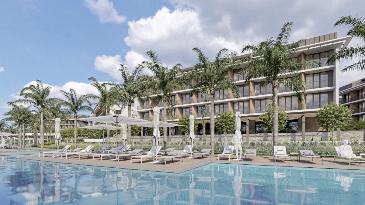 Poollandschaft mit Liegen vor dem Gebäude des Sentido Serra Resort | © DERTOUR