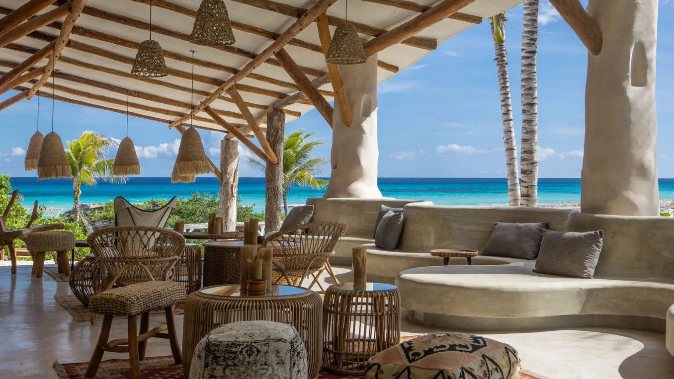 Terrasse mit Blick auf das türkisfarbene Meer im Palmaïa – The House of AïA | © Palmaïa – The House of AïA