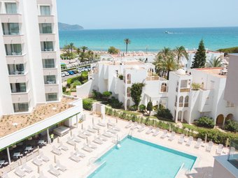 Pool und Gebäude des Hipotels Bahía Grande, mit Strand und dem Mittelmeer im Hintergrund | © Hipotels Gruppe