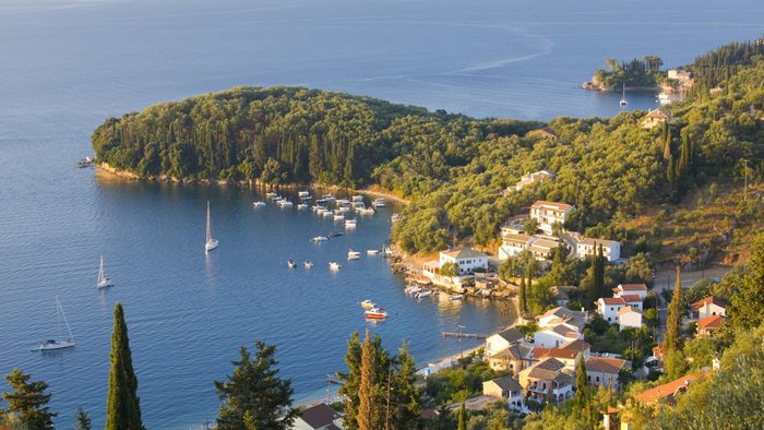 Blick vom Hügel über das Dorf Kalami und die Bucht auf Korfu (Ionische Inseln, Griechenland) | © Getty Images