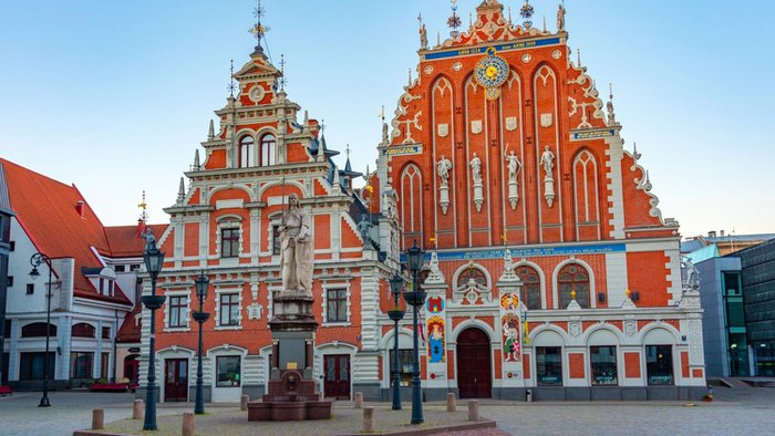 Sonnenaufgang am Ratslaukums-Platz mit dem Schwarzhäupterhaus in der Altstadt von Riga, Lettland | © Gebeco/Shutterstock