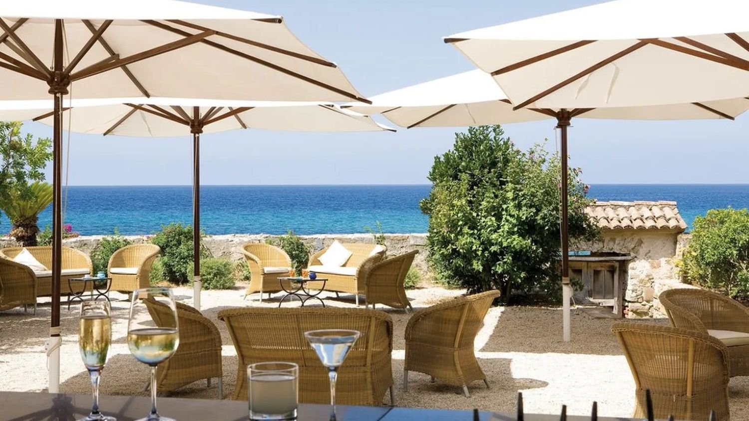 Terrasse mit Blick auf das Meer im Datu Wellness Retreat | © Neue Wege
