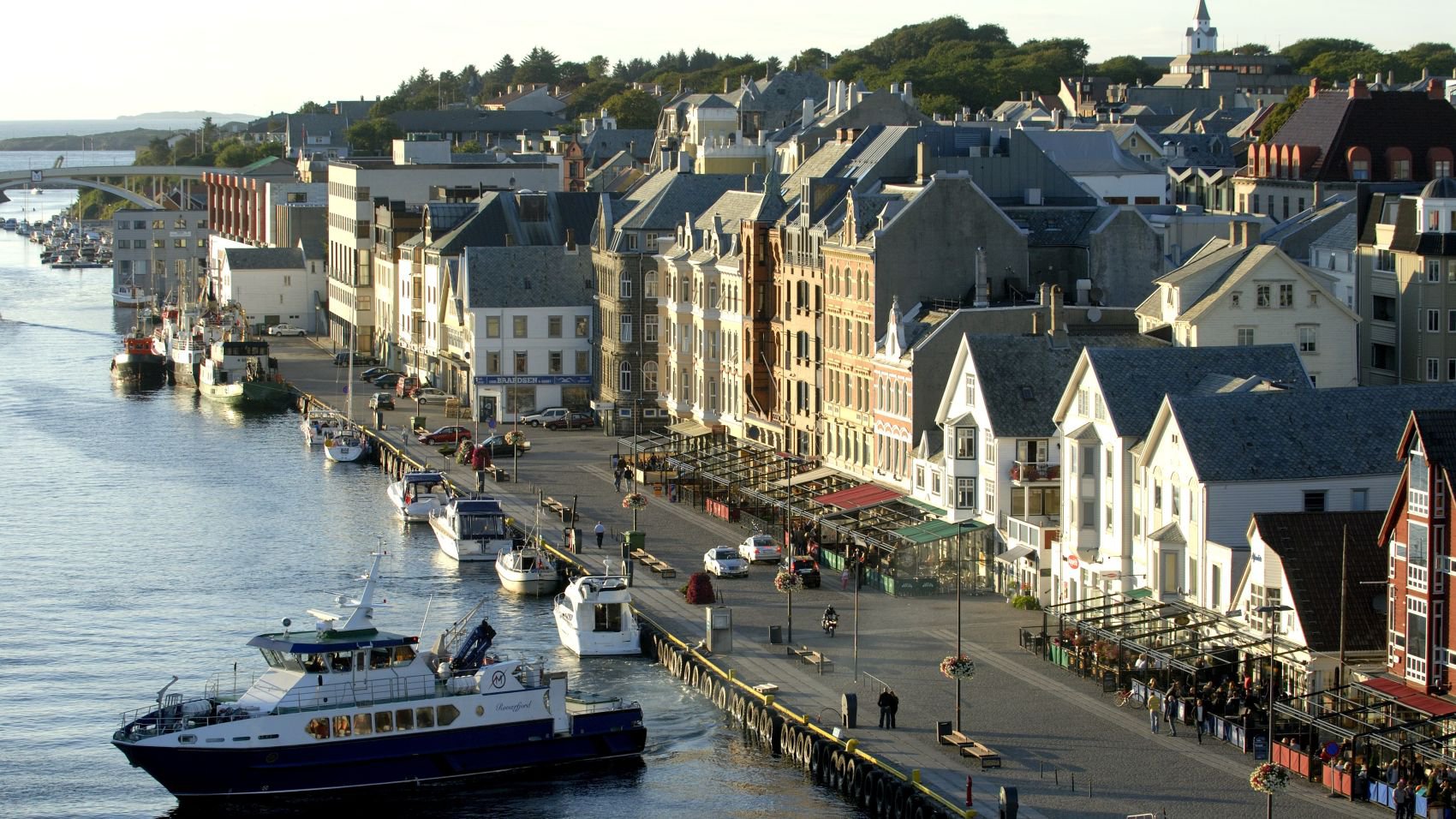 Blick von der Risøy-Brücke auf die Uferpromenade von Haugesund | © Getty Images