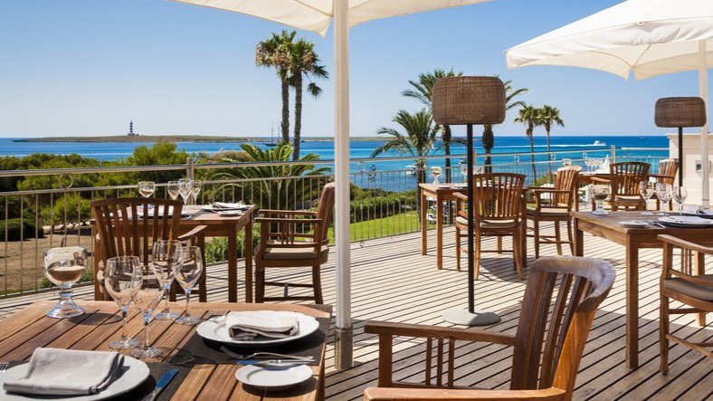 Sa Sivina Restaurant mit Blick auf das Mittelmeer | © Insotel Punta Prima Prestige Suites & Spa
