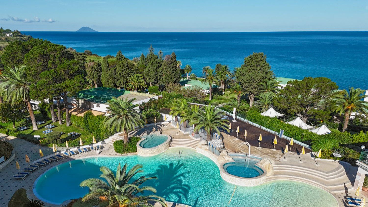 Blick auf die Anlage des Aldiana Club Rocca Nettuno Calabria mit Poolbereich und dem Meer im Hintergrund, umgeben von mediterraner Urlaubsatmosphäre | © Aldiana Club Rocca Nettuno Calabria