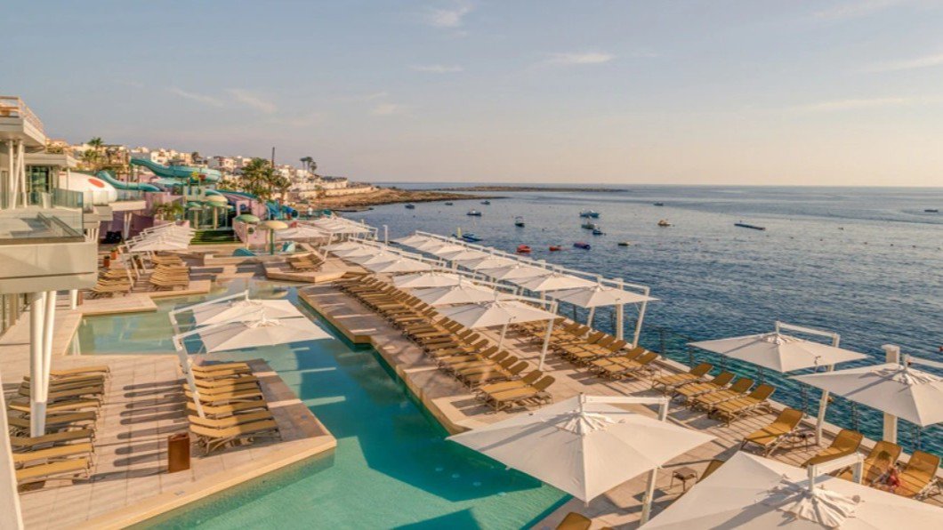 Außenpool des AX ODYCY mit Panoramablick auf das Mittelmeer | © AX ODYCY