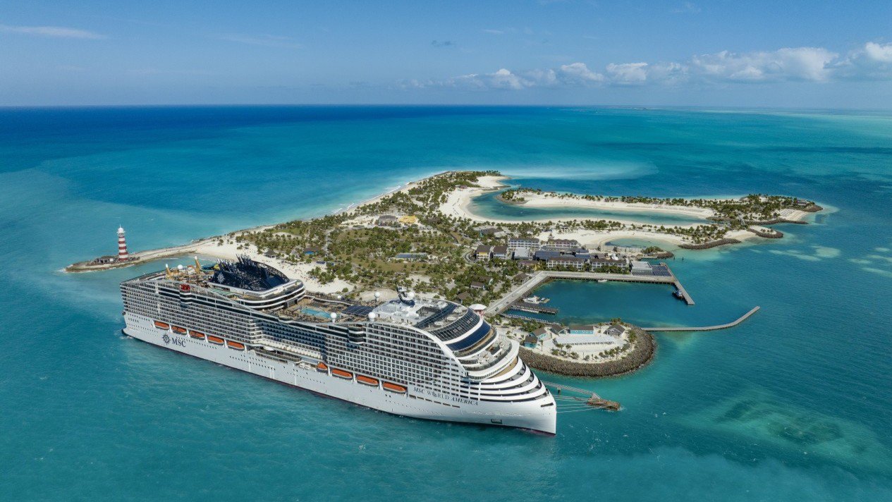 Blick auf das Inselparadies Ocean Cay MSC Marine Reserve mit der MSC World America | © MSC Cruises