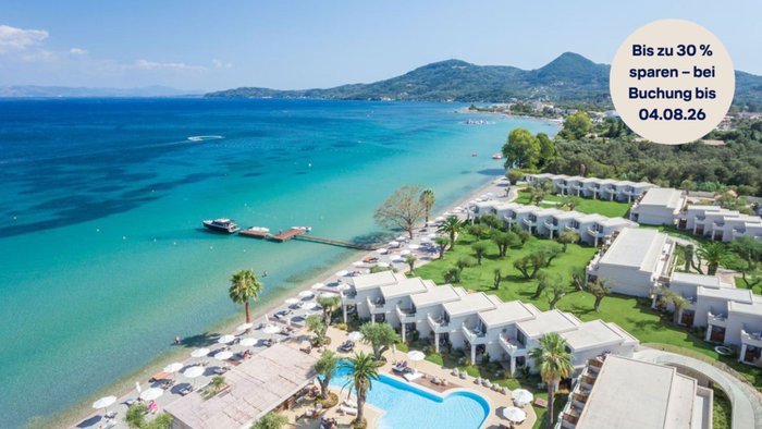 Panoramaansicht des Domes Miramare, a Luxury Collection Resort, Corfu, mit Strandbereich und Blick auf das Ionische Meer | © 1996 – 2026 Marriott International