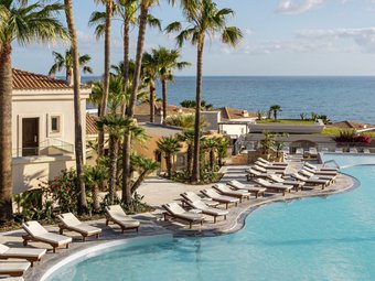 Poollandschaft des Grecotel Marine Palace & Aqua Park mit Blick auf das Meer | © Grecotel Hotels & Resorts