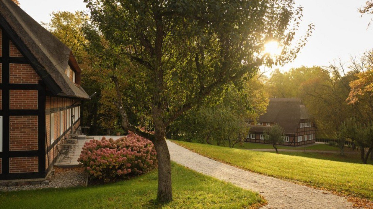 Gebäude des Retreat Park am See Nattika in der warmen Abendsonne | © Neue Wege