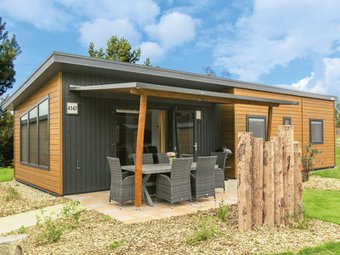 Außenansicht des Ferienhauses Sunrise Home 4er bei den Tropical Islands Ferienhäusern | ©Tropical Islands Ferienhäusern