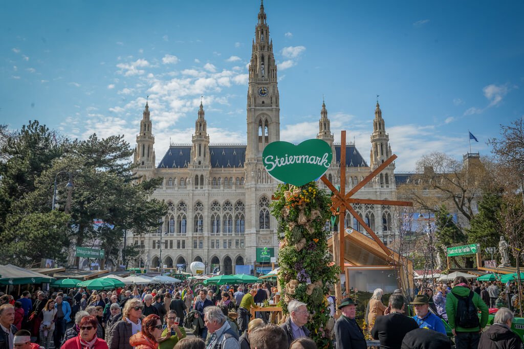 Steiermark Frühling vor dem Wiener Rathausplatz. 