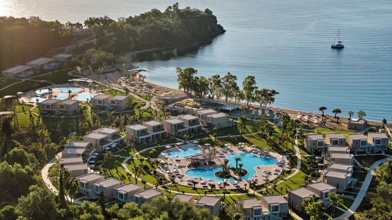Blick auf die Anlage und den Strand des Ikos Odisia auf Korfu mit Pools und Meer | © Ikos Resorts