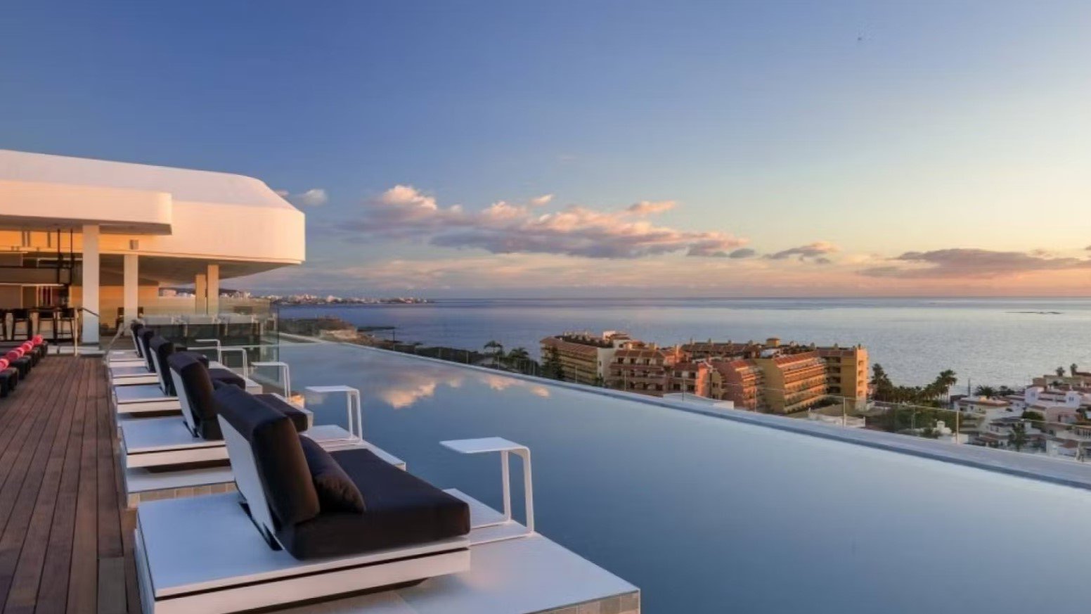 Infinity‑Pool auf der Dachterrasse des Royal Hideaway Corales Beach mit Panoramablick über den Atlantik | © Royal Hideaway Corales Beach