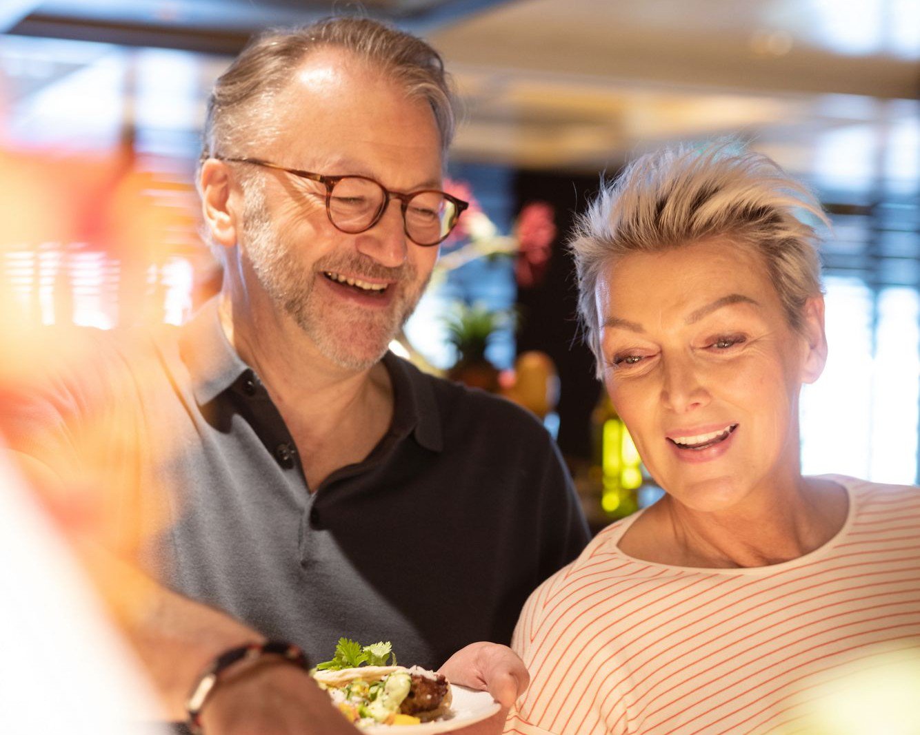 Paar wählt Speisen am Buffet an Bord von AIDA | © AIDA