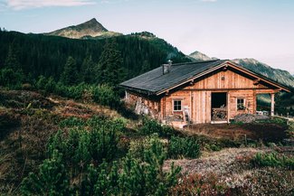 Latschenkieferbrennerei inmitten unberührter Natur und umgeben von beeindruckenden Bergen.