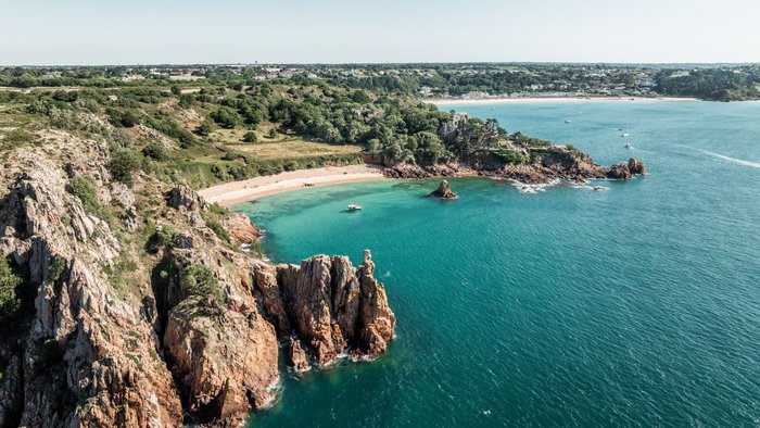 Die malerische Beauport Bay auf Jersey mit türkisblauem Wasser und sanft geschwungener Küstenlinie | © Visit Jersey