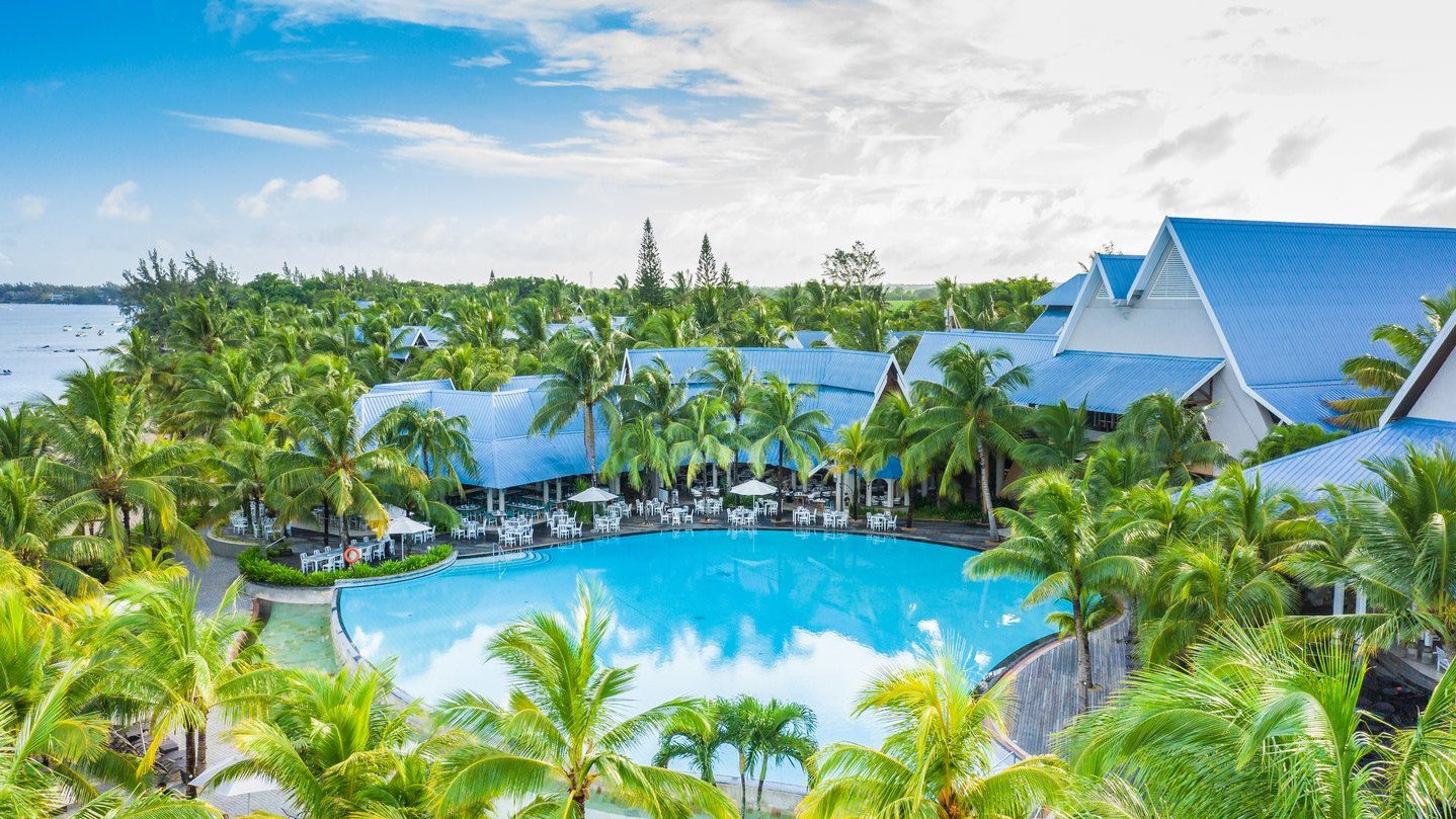 Entspannender Poolbereich mit Palmen im Victoria Beachcomber Resort & Spa | © Victoria Beachcomber Resort & Spa