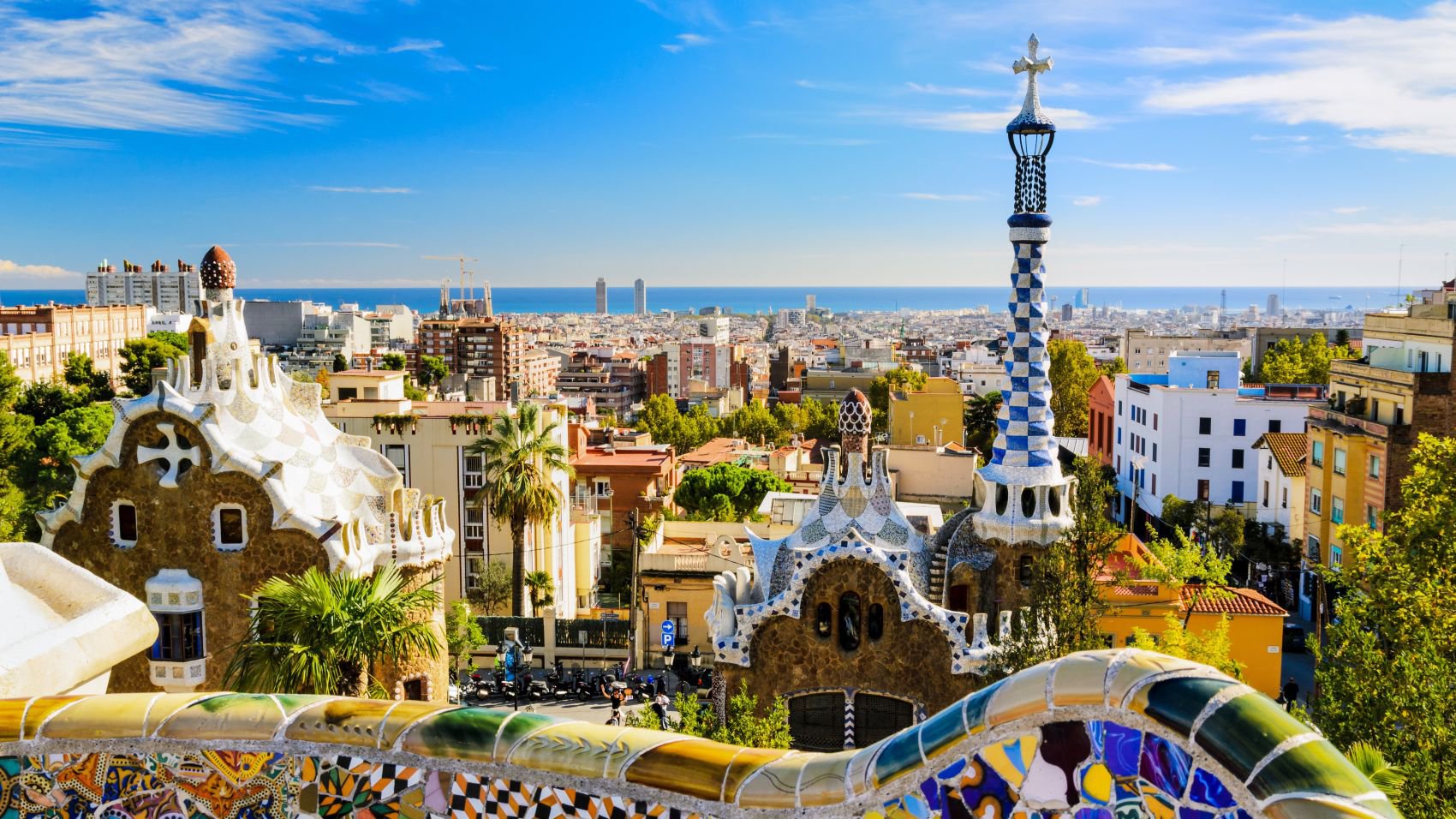 Der Park Güell in Barcelona mit seinen bunten Mosaiken und Blick über die Stadt, Spanien | © Adobe Stock