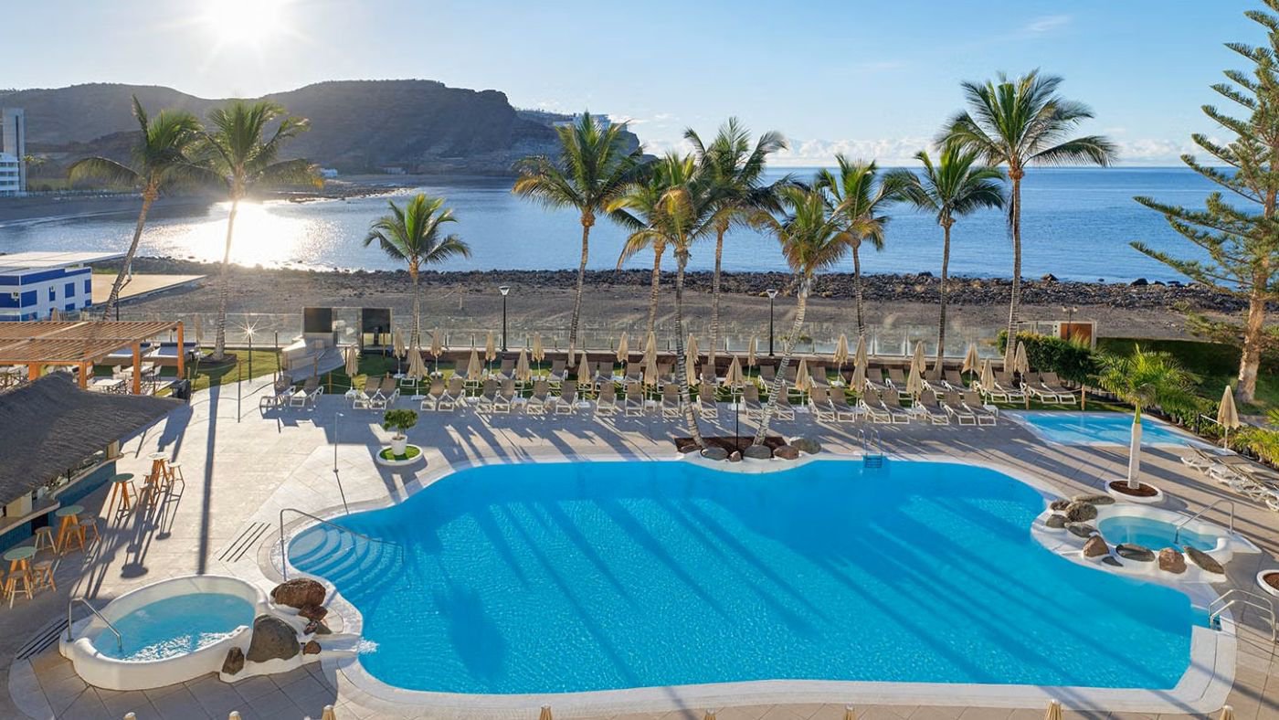 Pool des H10 Costa Mogán mit Sonnenterrasse und Blick auf den Atlantischen Ozean | © H10 Costa Mogán