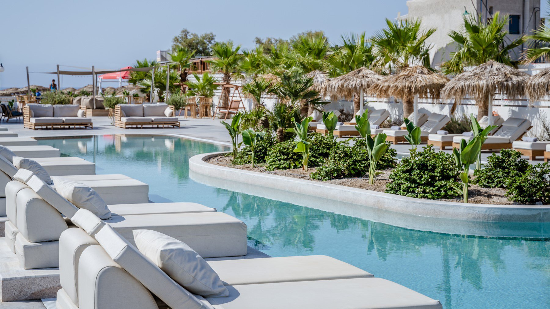 Poolbereich des TUI BLUE Meltemi mit Sonnenliegen | © TUI BLUE