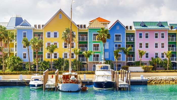 Bunte Häuser entlang der Küste von Nassau auf den Bahamas | © Shutterstock/Silversea