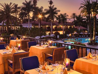 Restaurantterrasse mit Blick auf den Pool und die Gartenanlage des Seaside Grand Hotel Residencia in stimmungsvoller Abendatmosphäre | © Seaside Grand Hotel Residencia