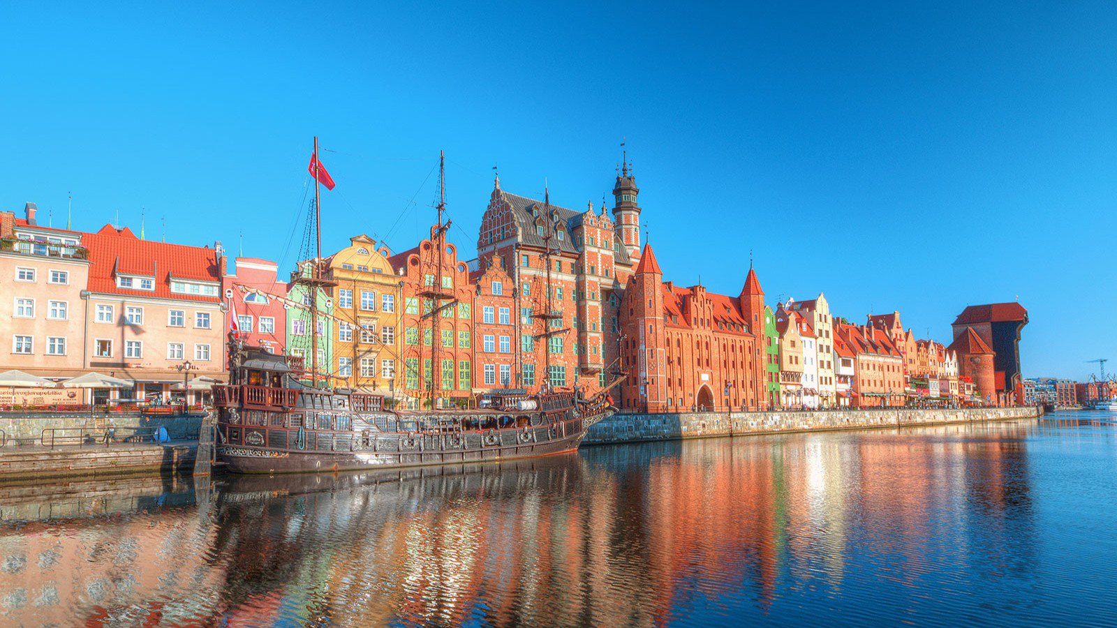 Blick auf den Hafen von Danzig mit historischen Gebäuden und Wasser | © Studiosus