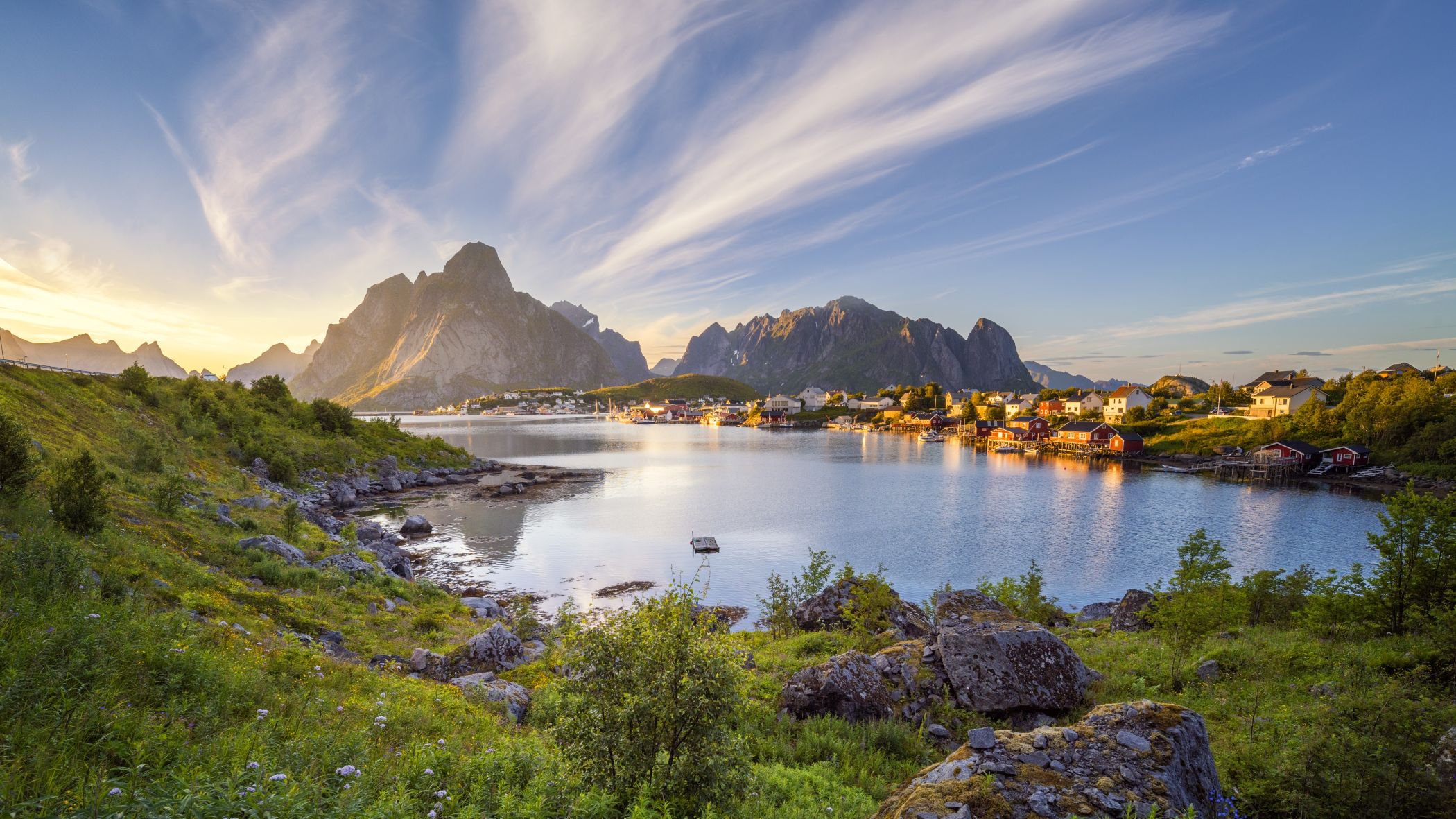 Fischerorte Reine und Hamnøy bei Sonnenaufgang auf der Insel Moskenes im Lofoten-Archipel in Nordland, Norwegen | © Getty Images