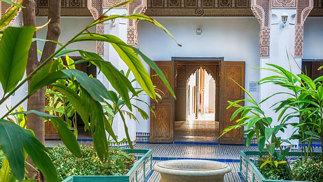 Innenhof des Bahia-Palasts in Marrakesch mit kunstvoller Architektur, dekorativen Fliesen und Arkaden | © Studiosus
