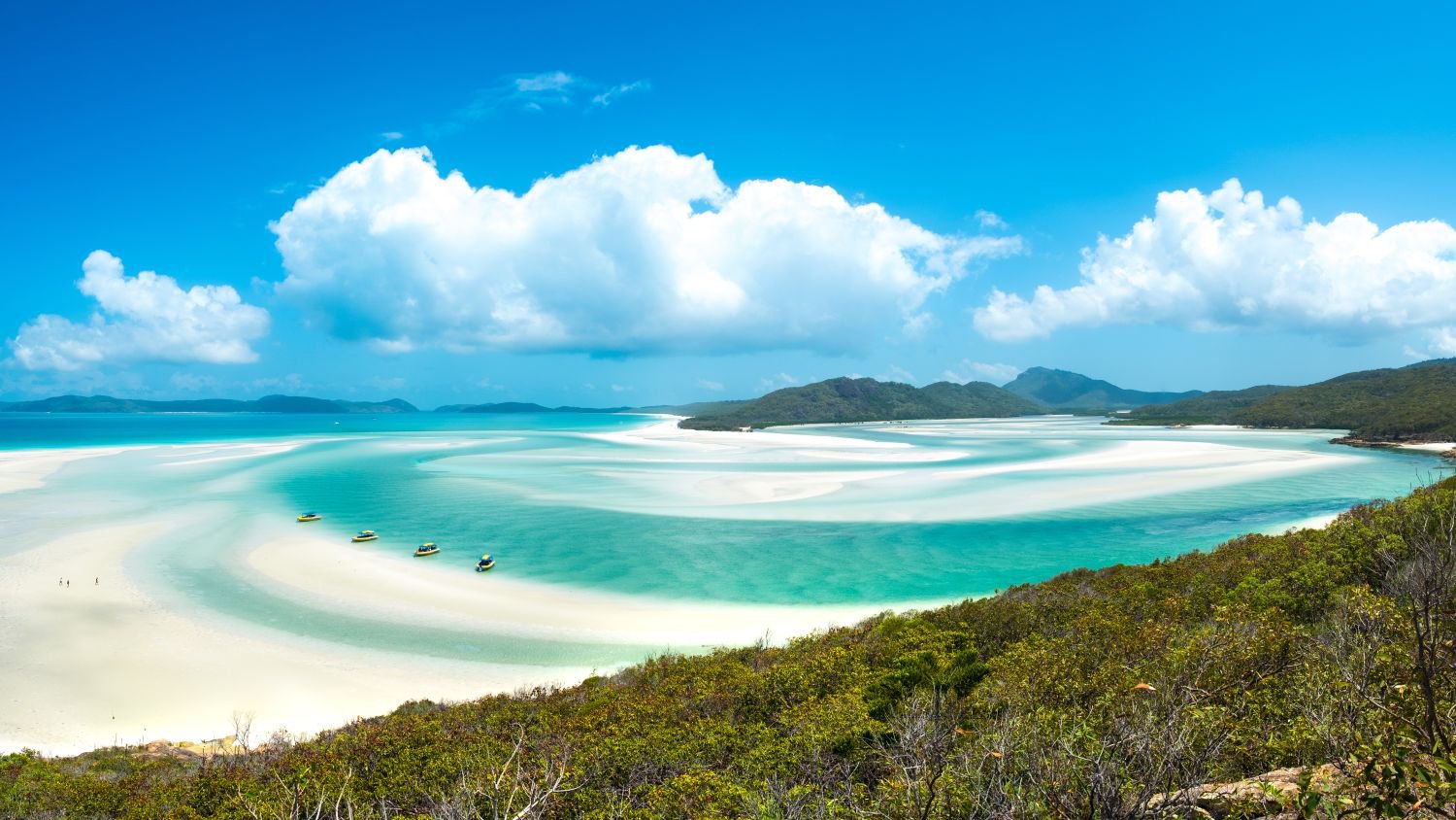 Whitehaven Beach auf Whitsunday Island, Queensland, mit weißem Sand und türkisblauem Wasser | © Getty Images
