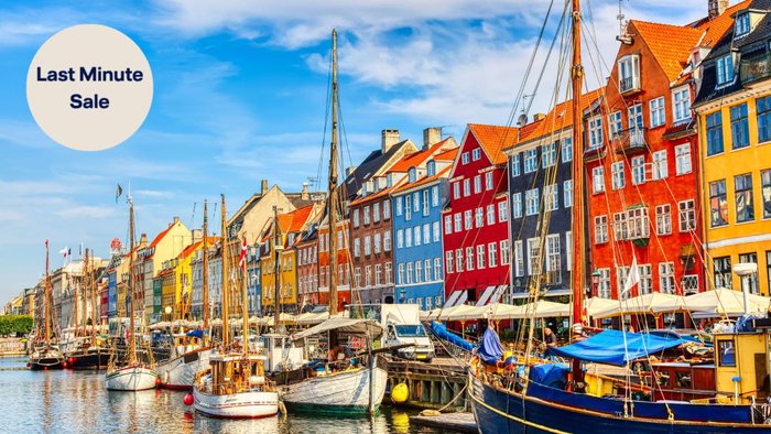 Blick auf den berühmten Nyhavn-Hafen im Zentrum von Kopenhagen mit seinen bunten historischen Häusern, Booten und der sommerlichen Atmosphäre an einem sonnigen Tag | © Adobe Stock