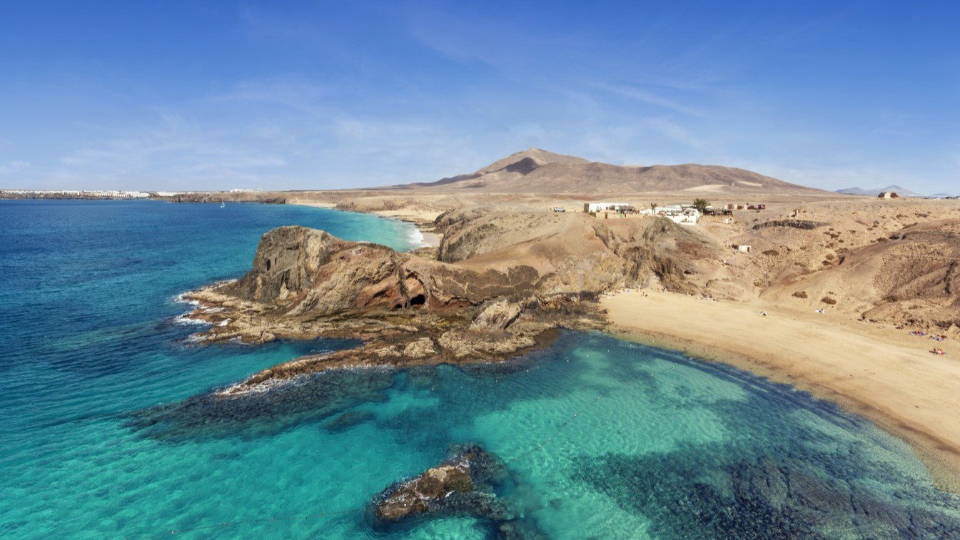 Türkisfarbene Bucht auf den Kanaren mit klarem Wasser und Küstenlandschaft | © MSC Cruises