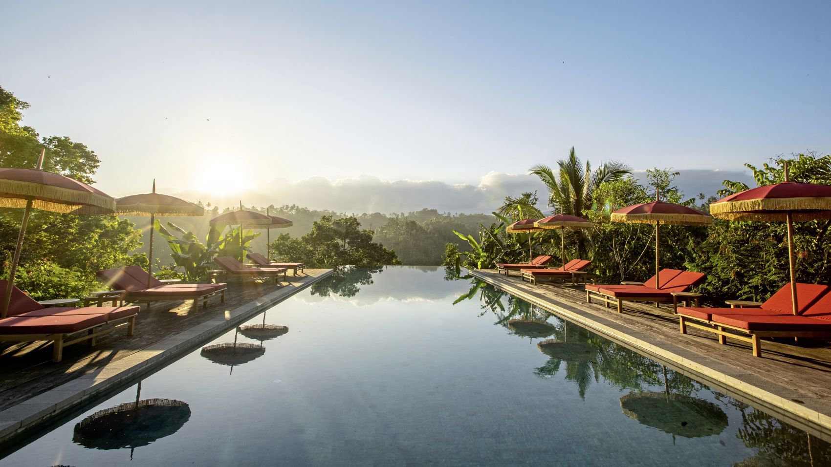 Infinity‑Pool mit Blick auf den üppigen Dschungel im Buahan, a Banyan Tree Escape | © DERTOUR Deluxe
